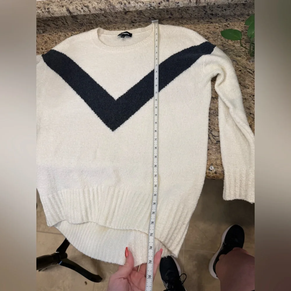 Express White & Black Chevron Sweater – Size Small - Picture 6 of 7